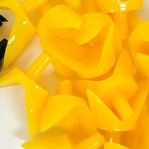 Picos de pájaro de plástico amarillo vintage: 13 mm - 48 piezas para manualidades