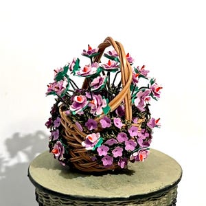 Dollhouse Miniature Basket Of Artificial Flowers - 1” Scale Purple/Pink Arrangement Room Box Diorama Decor Accessories - Garden - Pre-Owned