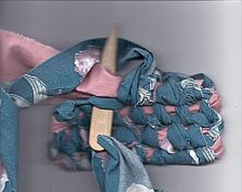 Toothbrush Rag Rug Starter Kit: Instructions, digital images, wooden needle, 2 bundles of strips in matching colors & starter
