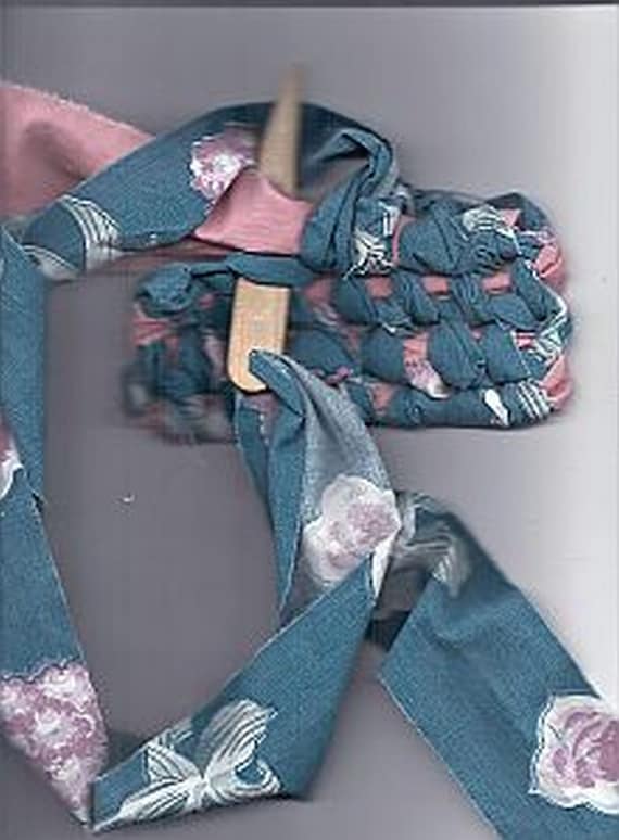 Toothbrush Rag Rug Starter Kit: Instructions, digital images, wooden needle, 2 bundles of strips in matching colors & starter