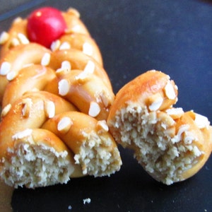 Easter Tsoureki Brooch, Greek Traditional Bread, Miniature Food Jewelry, Dollhouse Miniature, Fake Food Jewelry,