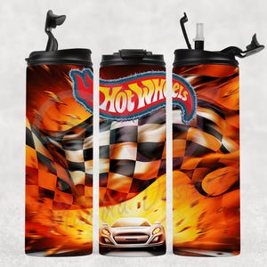 Könnte beinhalten: Drei isolierte Becher mit Rennsport-Motiv. Das Design zeigt das Hot Wheels-Logo, eine Zielflagge und ein Rennwagen vor einem orange-gelben Hintergrund. Jeder Becher hat einen schwarzen Deckel und einen Strohhalm, ideal für kalte Getränke.