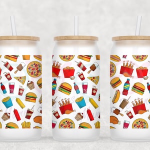 Könnte beinhalten: Drei weiße isolierte Becher mit einem Muster aus Fast-Food-Artikeln wie Pizza, Pommes Frites, Burger, Hähnchen und Limonade. Die Becher haben einen holzähnlichen Deckel und einen Strohhalm.