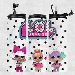 以下が含まれることがあります： ピンクと青の「LOL SURPRISE」の文字が入った、黒い水玉模様の白いタンブラー。大きな目とリボンが付いた3体の漫画のドールが特徴です。タンブラーには黒い蓋と黒いストローが付いています。