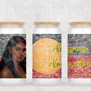 Op de afbeelding: Drie glazen bekers met bamboe deksels en rietjes. Eén beker toont een portret van een vrouw met lang zwart haar en oorringen. De andere twee bekers tonen de tekst "Always was, Always will be" over een Aboriginal vlag ontwerp.