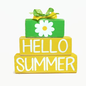 Hello Summer Wood Block Sign – Daisy Tiered Tray Decor – Bright Yellow Farmhouse Summer Shelf Sitter – Handmade Seasonal Home Accent -Office