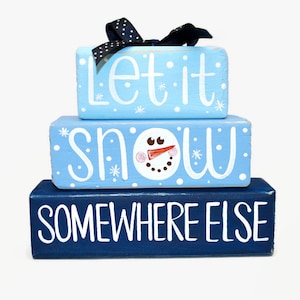 Pila de bloques de madera con forma de muñeco de nieve y copo de nieve - Decoración de invierno para estanterías