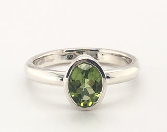 Anillo de peridoto de corte ovalado ~ Anillo de piedra de nacimiento de agosto - Anillo de piedra verde