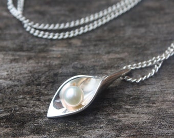 Calla Lilly & Pearl Silver Pendant Necklace