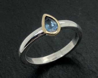 Anillo de aguamarina cortado en pera ~ Anillo de dos tonos de oro y plata ~ Anillo de piedra de nacimiento de marzo ~ Anillo de compromiso de aguamarina