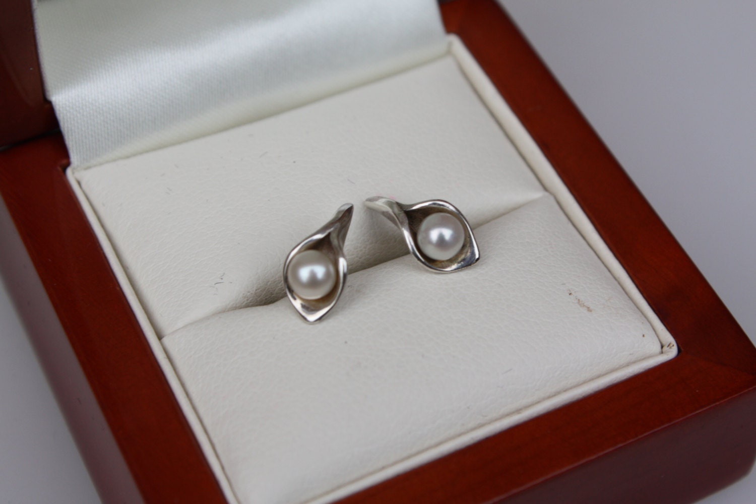 Calla Lilly & Pearl Silver Stud Earrings - Fall Wedding Jewellery - June Birthstone