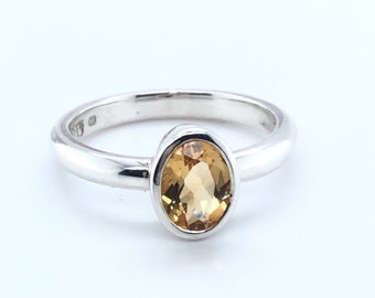 Bague en argent et citrine taillée ovale ~ Pierre de naissance de novembre ~ Bague en pierre jaune