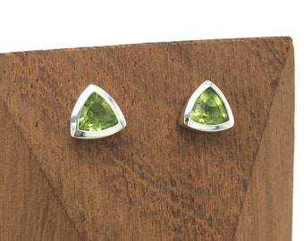 Trillion Cut Peridot & Silver Stud Boucles d’oreilles ~ August Birthstone Gift