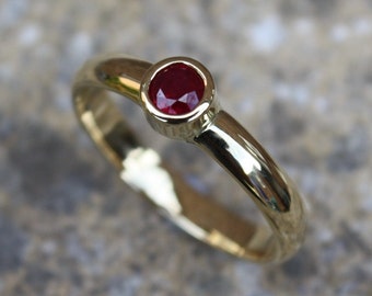 Anillo de rubí y oro amarillo de 18 quilates