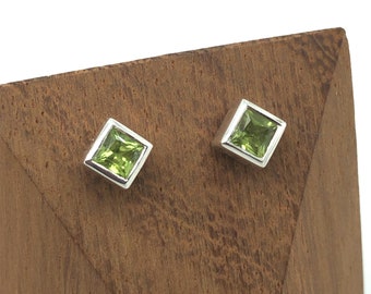 Princess Cut Peridot &Silver Stud Pendientes