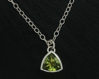 Collar colgante de peridoto y plata ~ Peridoto cortado triilion ~ Piedra de nacimiento de agosto