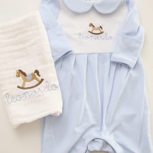 Mameluco personalizado para bebé niño – Conjunto con nombre bordado en azul suave