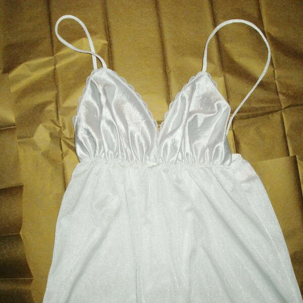Vintage lingerie -vintage women's -vintage clothing -vintage 70s -vintage sleepwear -vintage intimates -women's lingerie -70s fashion -med
