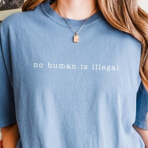 Maglietta "No Human is Illegal" / Maglietta grafica progressista / Maglietta di protesta liberale anti-ICE