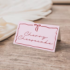 Cartões de barraca de comida com laço coquete, rosa retrô e vermelho, cartão de lugar com fita, cartão de buffet personalizado, etiqueta de aniversário moderna feminina, modelo editável
