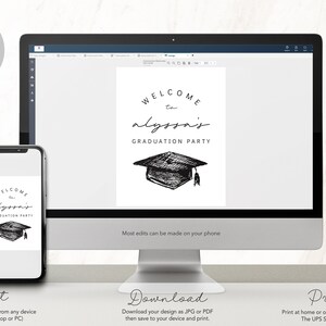 Pu&ograve; includere: Un cartello digitale per la festa di laurea visualizzato su un monitor di computer e uno smartphone. Il cartello recita "Benvenuti alla festa di laurea di Alyssa" con un'illustrazione di un cappello di laurea. L'immagine include anche testo sull'editing, il download e la stampa.