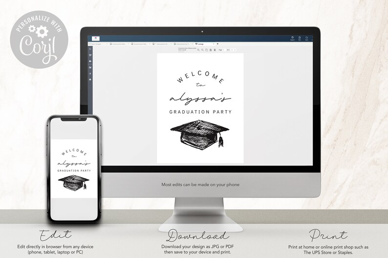 Pu&ograve; includere: Un cartello digitale per la festa di laurea visualizzato su un monitor di computer e uno smartphone. Il cartello recita "Benvenuti alla festa di laurea di Alyssa" con un'illustrazione di un cappello di laurea. L'immagine include anche testo sull'editing, il download e la stampa.
