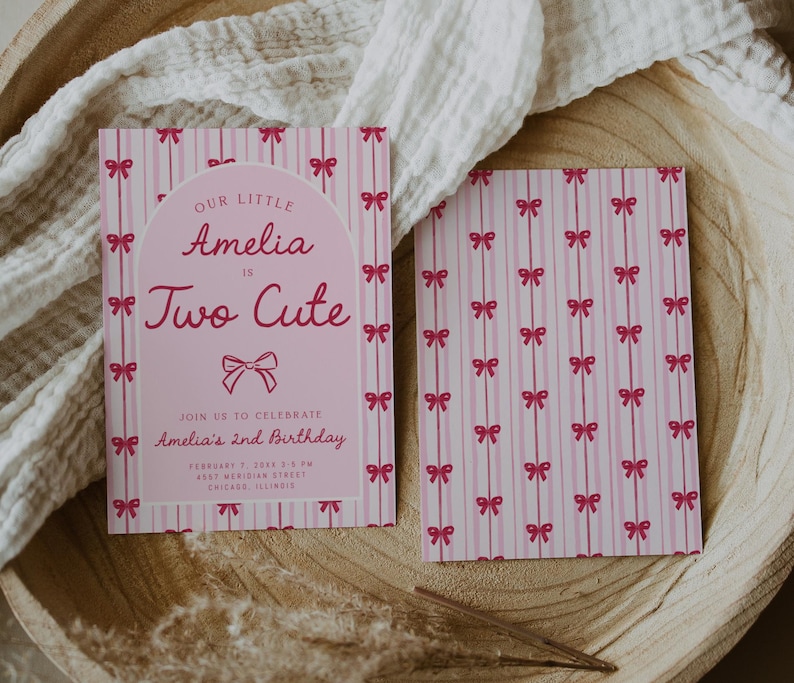 Två söta födelsedagsinbjudningar, rosa röd rosett födelsedagsinbjudan, flicka 2-årsdag, kokettfestinbjudan, redigerbar Corjl-mall bild 2