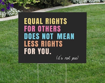 La igualdad de derechos para los demás no significa menos derechos para ti. Letrero para jardín: "No es un pastel". Letrero de igualdad. Decoración progresista para el jardín.