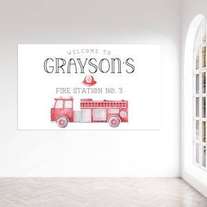 以下が含まれることがあります： グレイソンズ消防署第3分署へようこそというサイン。赤い消防車と消防士の帽子が描かれています。