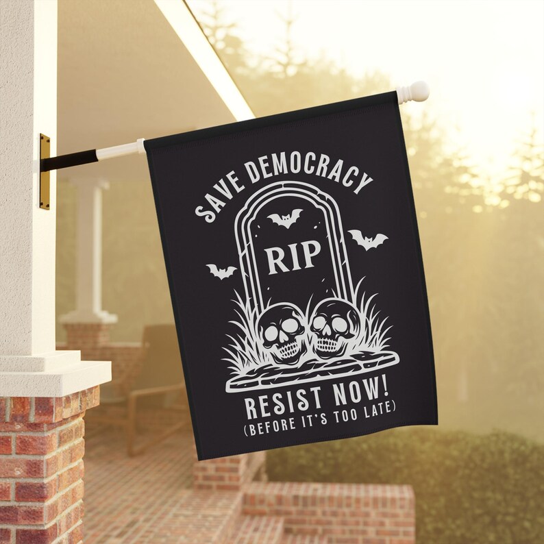 Bandera de la democracia de Halloween, bandera de jardín "Salva la democracia, resiste ahora", pancarta política de la casa RIP Tombstone con calaveras 24.5'' × 32''