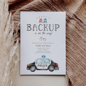 Könnte beinhalten: Eine Babyparty-Einladung mit dem Text "DADDY'S BACKUP is on the way!" zeigt eine Aquarell-Illustration eines Polizeiautos. Die Einladung enthält Details für die Babyparty von Rachel und Lucas, einschließlich Datum, Uhrzeit und RSVP-Informationen.