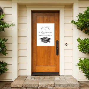 Pu&ograve; includere: Una porta di legno con un cartello bianco che recita "Welcome to Alyssa's Graduation Party" in corsivo nero. Un'illustrazione in bianco e nero di un cappello di laurea &egrave; sotto il testo. La porta &egrave; incorniciata da rivestimenti bianchi e cespugli verdi.