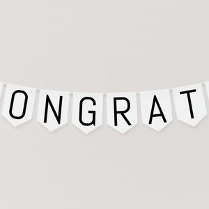 Puede incluir: Pancarta blanca con letras negras que deletrean "CONGRATS".