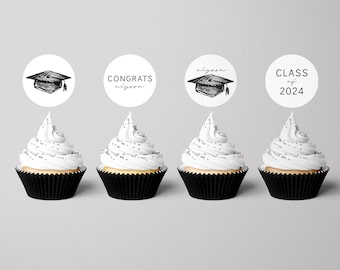 Può includere: Quattro cupcake con pirottini neri e glassa bianca ricoperta di codette argentate. Ogni cupcake è sormontato da un disco bianco rotondo con testo nero e un'illustrazione in bianco e nero di un cappello di laurea. I dischi riportano "Congrats Alyson", "Alyson", "Class of 2024" e un cappello di laurea.