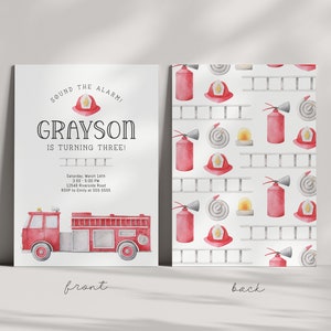 Puede incluir: Una tarjeta de invitaci&oacute;n de cumplea&ntilde;os con un cami&oacute;n de bomberos en acuarela, un casco rojo y el texto 'SOUND THE ALARM! GRAYSON IS TURNING THREE!' con detalles del evento. El reverso muestra un patr&oacute;n repetitivo de extintores, cascos y escaleras.