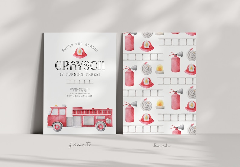 Puede incluir: Una tarjeta de invitaci&oacute;n de cumplea&ntilde;os con un cami&oacute;n de bomberos en acuarela, un casco rojo y el texto 'SOUND THE ALARM! GRAYSON IS TURNING THREE!' con detalles del evento. El reverso muestra un patr&oacute;n repetitivo de extintores, cascos y escaleras.