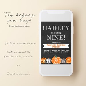 Pu&ograve; includere: Un invito in stile lavagna per una festa di pittura di zucche per il 9&deg; compleanno di Hadley. L'invito include la data, l'ora, il luogo e le informazioni RSVP. L'invito &egrave; decorato con zucche arancioni e nere.
