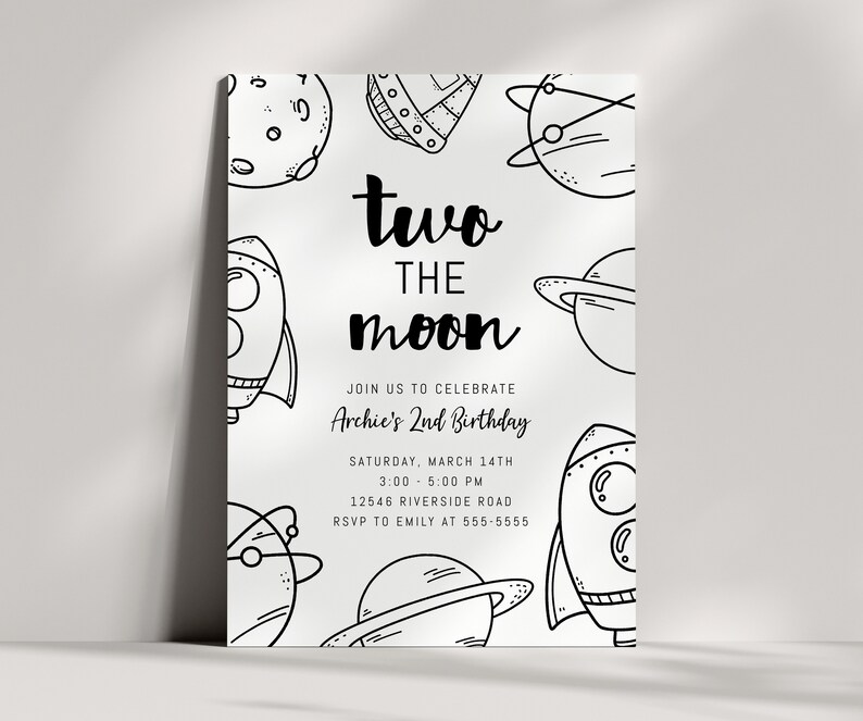 K&ouml;nnte beinhalten: Schwarz-wei&szlig;-Illustration eines Raumschiffs, Planeten und Sterne mit dem Text "two the moon" und "Archie's 2nd Birthday".