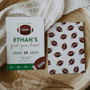 Può includere: Un invito verde e bianco con un design a pallone da calcio. L'invito recita "Ethan's first year down!" e include la data "January 28" e l'ora "6:00 PM".