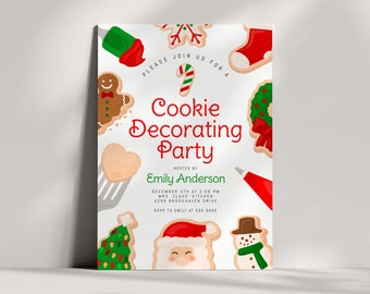 Könnte beinhalten: Eine weiße Einladung mit rotem und grünem Text für eine Plätzchen-Dekorierparty. Die Einladung zeigt verschiedene weihnachtliche Plätzchen, darunter einen Lebkuchenmann, einen Zuckerstangen, einen Strumpf, einen Kranz, ein Herz, einen Weihnachtsbaum, den Weihnachtsmann und einen Schneemann. Der Text lautet "Bitte schließen Sie sich uns für eine Plätzchen-Dekorierparty an" und enthält den Namen des Gastgebers, Datum, Uhrzeit, Ort und RSVP-Informationen.
