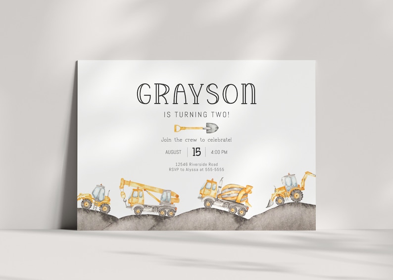 Op de afbeelding: Een bouwthema-verjaardagsuitnodiging voor een kind genaamd Grayson die twee jaar wordt. De uitnodiging bevat een aquarel-illustratie van gele bouwvoertuigen op een grijze achtergrond. De tekst luidt "GRAYSON WORDT TWEE! Doe mee met de crew om te vieren! AUGUSTUS 15 16:00 uur 12546 Riverside Road RSVP aan Alyssa op 555-5555."