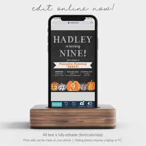 Pu&ograve; includere: Un mockup di schermo di telefono digitale che mostra un invito personalizzabile per una festa di pittura di zucche. L'invito &egrave; per il 9&deg; compleanno di Hadley e presenta uno sfondo di lavagna con zucche arancioni e bianche.