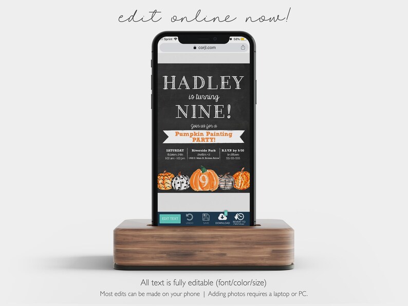 Pu&ograve; includere: Un mockup di schermo di telefono digitale che mostra un invito personalizzabile per una festa di pittura di zucche. L'invito &egrave; per il 9&deg; compleanno di Hadley e presenta uno sfondo di lavagna con zucche arancioni e bianche.