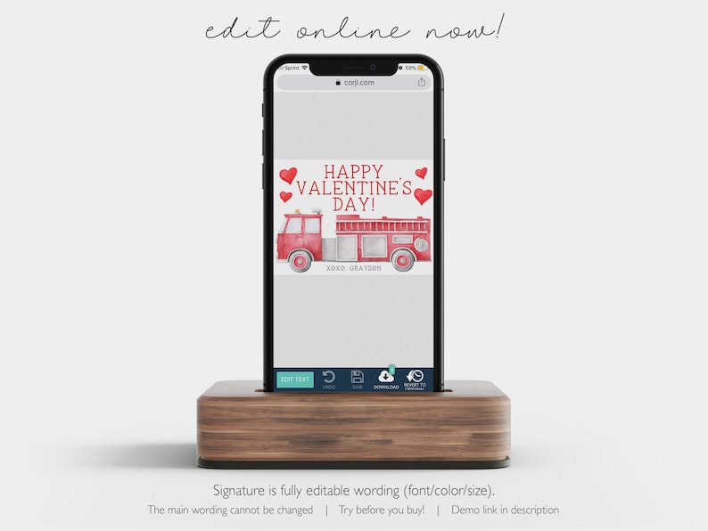 K&ouml;nnte beinhalten: Ein Smartphone zeigt ein Valentinstagsdesign mit einem roten Feuerwehrauto und Herzen. Der Text lautet "Happy Valentine's Day!" mit "Grayson" darunter. Das Telefon befindet sich in einem Holzst&auml;nder, mit "edit online now!" oben.