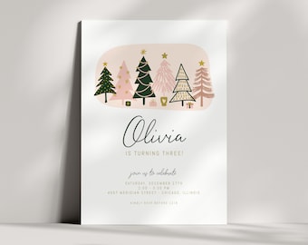 Puede incluir: Una invitación de cumpleaños de tres años con temática navideña en rosa y verde para Olivia. La invitación presenta una fila de árboles de Navidad estilizados con estrellas doradas y luces. El texto dice "Olivia cumple tres años!" e incluye la fecha, la hora y la ubicación de la fiesta.