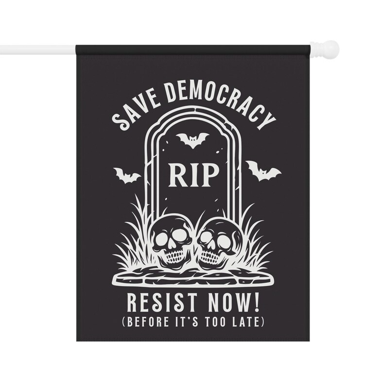 Bandera de la democracia de Halloween, bandera de jardín "Salva la democracia, resiste ahora", pancarta política de la casa RIP Tombstone con calaveras imagen 7