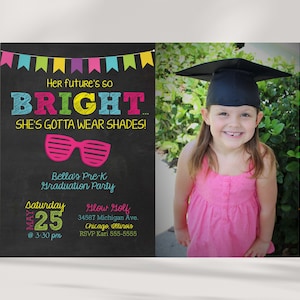 Op de afbeelding: Een uitnodiging voor een afstudeerfeest met een krijtbordachtergrond. De tekst luidt "Her future's so BRIGHT... SHE'S GOTTA WEAR SHADES!" met een getekende zonnebril eronder. De uitnodiging bevat details voor Bella's Pre-K Graduation Party, inclusief de datum, tijd en locatie.