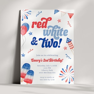 Puede incluir: Una invitación a una fiesta de cumpleaños roja, blanca y azul con ilustraciones de acuarela de fuegos artificiales, globos y paletas de hielo. El texto dice "red white & Two!" e incluye detalles para la fiesta de cumpleaños de Emery por sus 2 años.