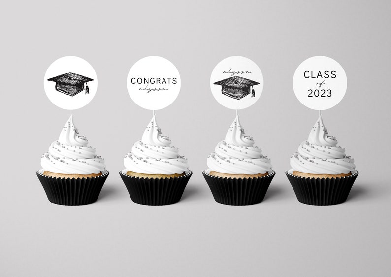 K&ouml;nnte beinhalten: Vier Cupcakes mit schwarzen Papierf&ouml;rmchen und wei&szlig;em Frosting, verziert mit silbernen Streuseln. Jeder Cupcake hat einen runden wei&szlig;en Papiertopper mit schwarzem Text und einer schwarz-wei&szlig;en Illustration einer Abschluss-Kappe. Die Topper zeigen "Congrats Alyssa", "Alyssa", "Class of 2023" und eine Abschluss-Kappe.