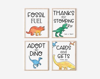 Könnte beinhalten: Vier druckbare Schilder mit Dinosaurier-Illustrationen und Text. Die Schilder sagen "Fossil Fuel", "Danke fürs Vorbeischauen! Nimm dir einen Leckerbissen", "Adoptiere ein Dino", und "Karten und Geschenke Danke".